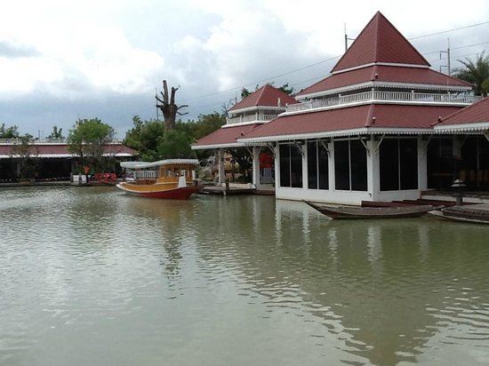 Sam Phan Nam Floating Market